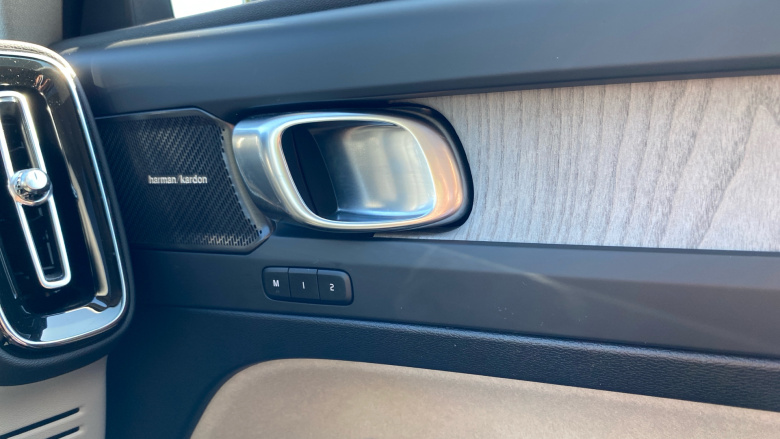 Volvo XC40 2.0 B4P Ultra Dark 5dr Auto Petrol Estate